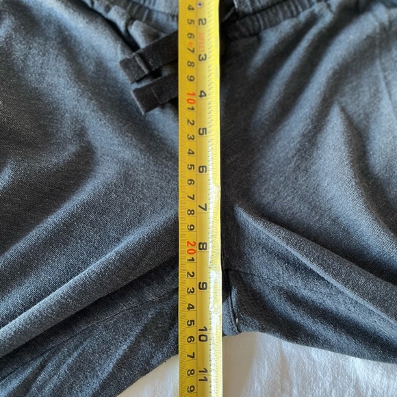 Under Armor Cropped Gym Pants - Picture 3 of 3